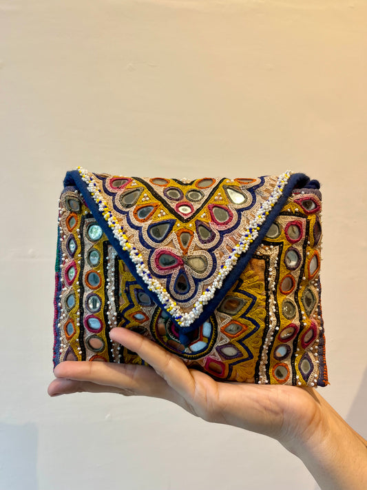 Aayat sling purse
