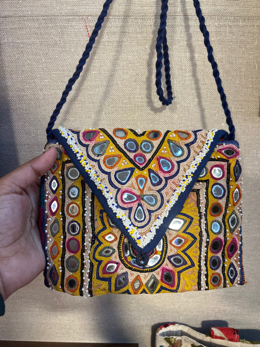 Aayat sling purse